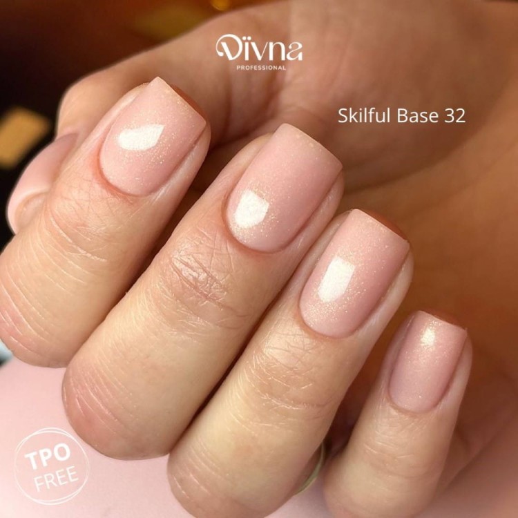 DIVNA Skilful Base 32 baza hybrydowa 13 ml